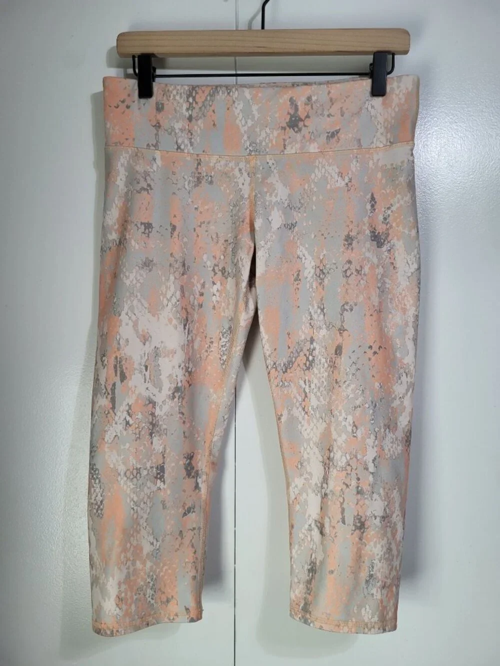 ALO Capri Cropped Legging Snake Print Peach Silver SZ M - Picture 1 of 8